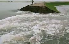 বাঁধ ভেঙে সুনামগঞ্জে ছায়ার হাওরে ঢুকছে পানি