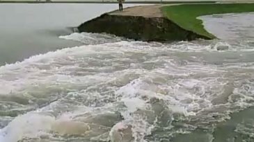 বাঁধ ভেঙে সুনামগঞ্জে ছায়ার হাওরে ঢুকছে পানি