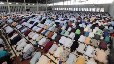 পবিত্র শবে কদরের রাতে মুসল্লির ঢল