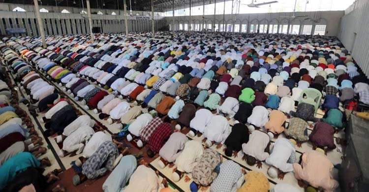 পবিত্র শবে কদরের রাতে মুসল্লির ঢল