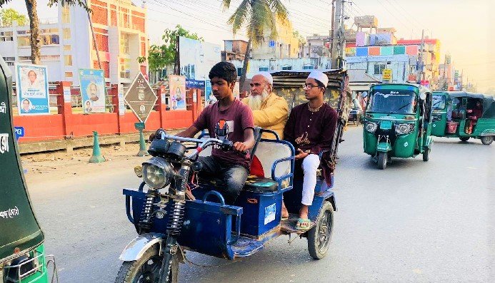 ব্যাটারিচালিত অটোরিকশা চালাচ্ছে ৮ থেকে ১৪ বছর বয়সী শিশু কিশোররা