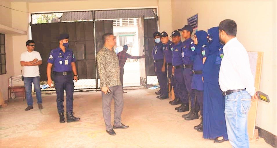 সরকারি প্রাথমিক বিদ্যালয়ের সহকারী শিক্ষক নিয়োগ পরীক্ষার বিভিন্ন কেন্দ্র পরিদর্শন পুলিশ সুপার