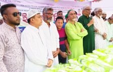 জেলা স্বেচ্ছাসেবক লীগের উদ্যোগে অসহায় পথচারীদের মাঝে ইফতার বিতরণ