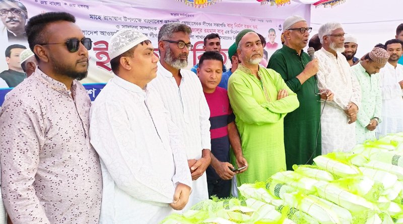 জেলা স্বেচ্ছাসেবক লীগের উদ্যোগে অসহায় পথচারীদের মাঝে ইফতার বিতরণ