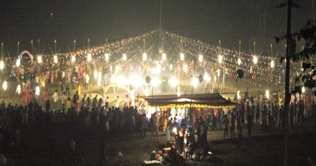 থাবল চুম্বা রোমাঞ্চকর নৃত্য ছিলো তরুণ তরুণীরা