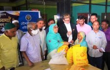 এইড ইউকের পক্ষ থেকে রমজান উপলক্ষে খাদ্য সামগ্রী ও নগদ অর্থ বিতরণ