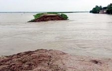 দিরাইয়ে বাঁধ ভেঙে হাওরে ঢুকছে পানি