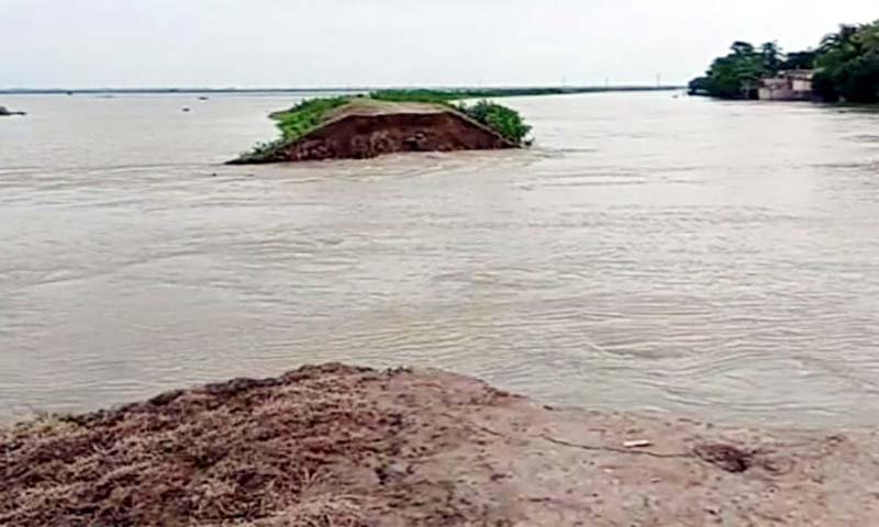 দিরাইয়ে বাঁধ ভেঙে হাওরে ঢুকছে পানি