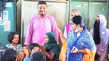  মৌলভীবাজারে শহরের আশপাশের আনন্দ পাঠশালা নামক স্কুলে ক্লাস চলছে