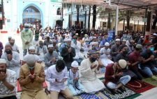 রমজানের তৃতীয় জুমআতেও মসজিদে মুসল্লিদের ঢল