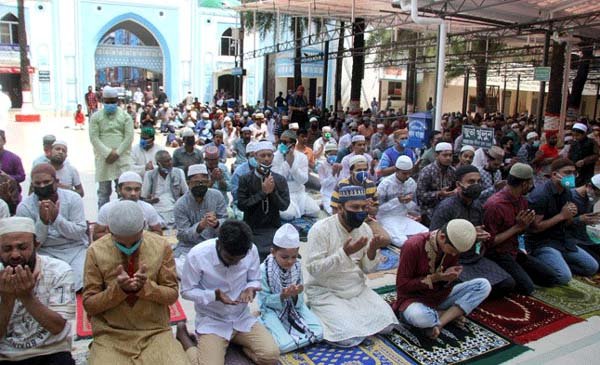 রমজানের তৃতীয় জুমআতেও মসজিদে মুসল্লিদের ঢল