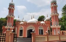 ২ কোটি টাকা ব্যয়ে দৃষ্টিনন্দন মসজিদ বানালেন নায়িকা রোজিনা