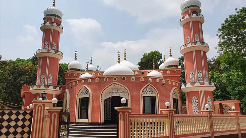 ২ কোটি টাকা ব্যয়ে দৃষ্টিনন্দন মসজিদ বানালেন নায়িকা রোজিনা