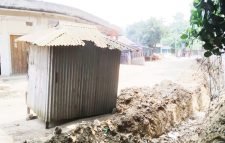 এলজিইডির সড়কে অস্থায়ী দোকান বসিয়ে প্রতিবন্ধকতা সৃষ্টির অভিযোগ