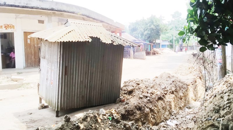এলজিইডির সড়কে অস্থায়ী দোকান বসিয়ে প্রতিবন্ধকতা সৃষ্টির অভিযোগ