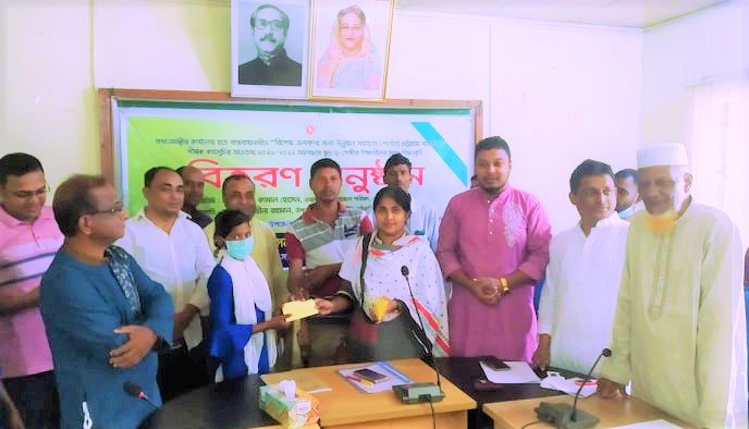 ক্ষুদ্র নৃ-গোষ্ঠির শিক্ষার্থীরদের মাঝে শিক্ষাবৃত্তি বিতরণ