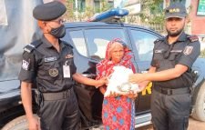 অসহায়দের মাঝে এই  ঈদ উপহার বিতরণ র‌্যাব-৯