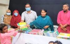 পথ শিশুদের পবিত্র রমজান উপলক্ষে ক্লাস ওয়ান থেকে পঞ্চম শ্রেনী পযর্ন্ত বই উপহার