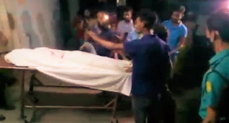 সিনিয়র জুনিয়র নিয়ে কথা-কাটাকাটির জেরে ছুরিকাঘাতে এক যুবক নিহত , আটক ১