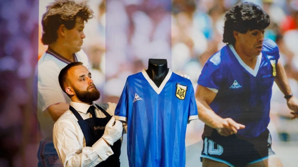 বিশ্বরেকর্ড গড়ে বিক্রি হলো ম্যারাডোনার ‘হ্যান্ড অব গড’ জার্সি