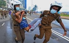 শ্রীলঙ্কায় সংঘর্ষে এমপি নিহত, মেয়রের বাড়িতে আগুন