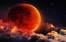 চলতি বছরের প্রথম পূর্ণ চন্দ্রগ্রহণ সোমবার