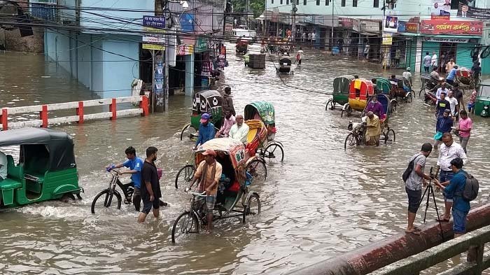 পানিতে ভাসছে সিলেট