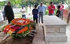 স্ত্রীর কবরের পাশে চিরশায়িত আবদুল গাফ্‌ফার চৌধুরী