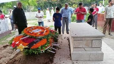 স্ত্রীর কবরের পাশে চিরশায়িত আবদুল গাফ্‌ফার চৌধুরী