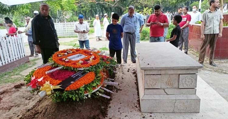 স্ত্রীর কবরের পাশে চিরশায়িত আবদুল গাফ্‌ফার চৌধুরী