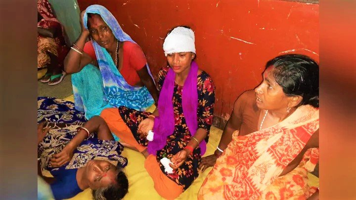 কাজে যাওয়ার পথে গাড়িতে গাছ পড়ে ২ চা শ্রমিকের মৃত্যু, আহত ১০