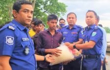 বন্যায় ঘরবন্দী অসহায় পরিবারের জরুরি ত্রাণ সহায়তায় এগিয়ে এসেছে গোয়াইনঘাট থানা পুলিশ