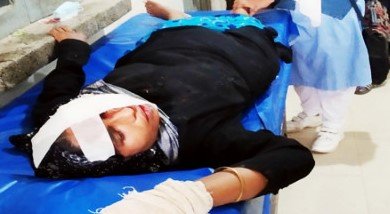 ইজিবাইকের চাকার সাথে বোরকার পেঁচিয়ে রোজিনা বেগম গুরুত্বরভাবে আহত