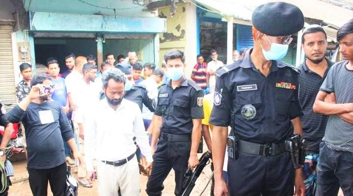 অবৈধ মজুদ ও সবেশি দামে তেল বিক্রির দায়ে জরিমানা, দোকান সিলগালা