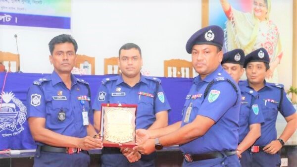 আইন-শৃঙ্খলাসহ বিশেষ অবদান রাখায় শ্রেষ্ঠ ওসি কে এম নজরুল ইসলাম