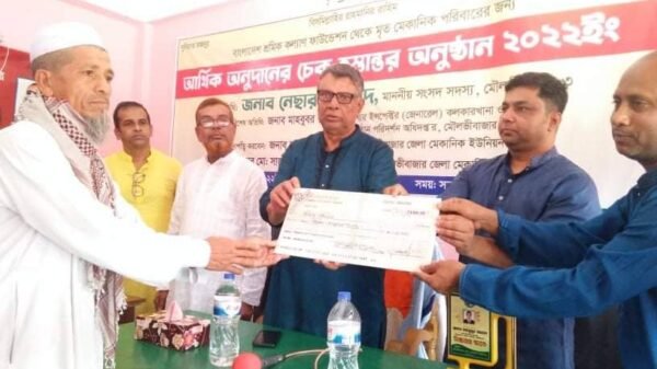 মৌলভীবাজার মৃত মেকানিক পরিবারের মাঝে চেক হস্তান্তর