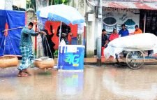 মৌলভীবাজারেটানা বৃষ্টিতে মানুষের স্বাভাবিক জীবনযাত্রা বিঘ্নিত হচ্ছে নিম্ন আয়ের মানুষ