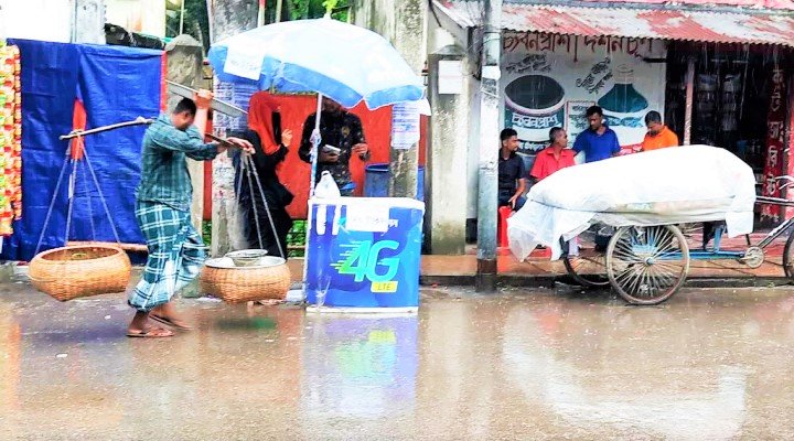 মৌলভীবাজারেটানা বৃষ্টিতে মানুষের স্বাভাবিক জীবনযাত্রা বিঘ্নিত হচ্ছে নিম্ন আয়ের মানুষ