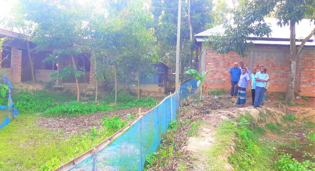 রাস্তায় জোরপূর্বক বেঁড়া : দুই পরিবারের চলাচলে প্রতিবন্ধকতা