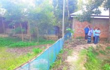 রাস্তায় জোরপূর্বক বেঁড়া : দুই পরিবারের চলাচলে প্রতিবন্ধকতা