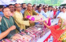 প্রধানমন্ত্রী শেখ হাসিনার স্বদেশ প্রত্যাবর্তন উপলক্ষে মৌলভীবাজারে দরিদ্র নারী-পুরুষকে ৫ শত লুঙ্গি ও শাড়ী বিতরণ
