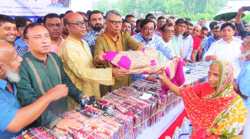প্রধানমন্ত্রী শেখ হাসিনার স্বদেশ প্রত্যাবর্তন উপলক্ষে মৌলভীবাজারে দরিদ্র নারী-পুরুষকে ৫ শত লুঙ্গি ও শাড়ী বিতরণ