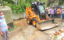 দেওয়াল ভেঙে রাস্তা প্রশস্তকরণের কাজ শুরু