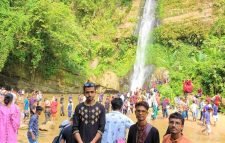 মাধবকুন্ডে পর্যটকের ঢল