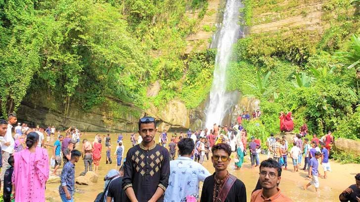 মাধবকুন্ডে পর্যটকের ঢল