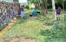 সরকারি রাস্তা দখলমুক্ত করতে ইউএনও’র কাছে লিখিত অভিযোগ