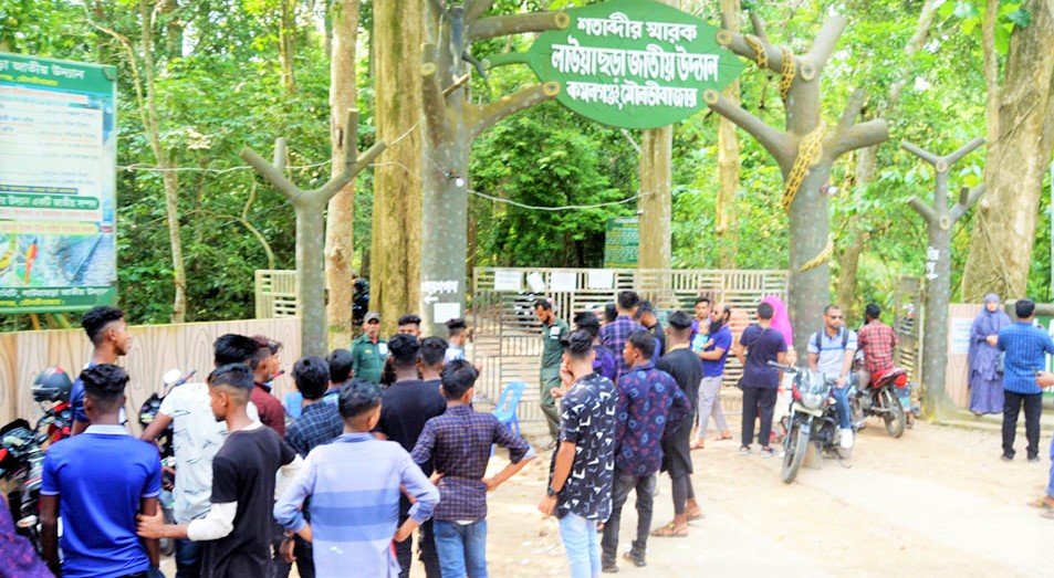 ঈদুল ফিতরের টানা ছুটিতে  পর্যটককেন্দ্রগুলোতে উপচে পড়া ভিড়