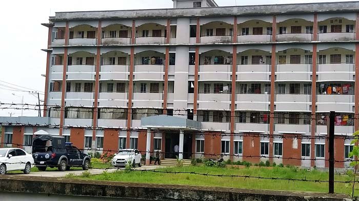 এমসি কলেজ ছাত্রাবাসে ছাত্রীর ঝুলন্ত লাশ উদ্ধার