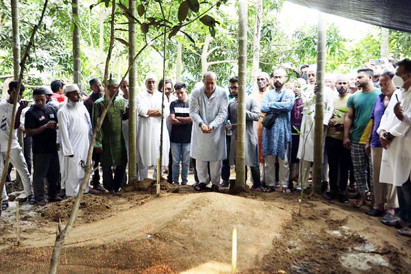 বাবা-মায়ের পাশে চিরনিদ্রায় শায়িত আবুল মাল আবদুল মুহিত