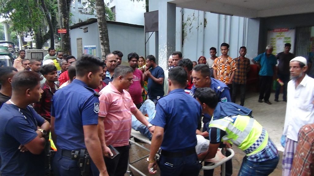 গাছের সাথে ধাক্কা লেগে পুলিশের এসআই নিহত, এ ঘটনায় ৫ পুলিশ সদস্য ও ৩ আসামী আহত